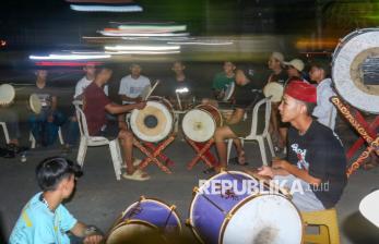 In Picture: Kesenian Kuntulan Meriahkan Tradisi Patrol Sahur di Banyuwangi