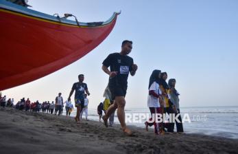 Lari Tanpa Alas Kaki Jadi Daya Tarik Baru Wisata Pantai Padang Pariaman
