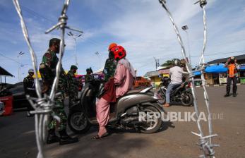 Personel gabungan melakukan pemeriksaan identitas warga dan surat keterangan sudah menjalani vaksin diposko penyekatan Simpang Los Kala, Kota Lhokseumawe, Aceh, Selasa (31/8/2021). Satgas COVID-19 melakukan penyekatan jalur gerbang masuk kota dan sejumlah simpang jalan alternatif sebagai upaya menekan mobilitas masyarakat selama masa PPKM Darurat level-4 karena Kota Lhoksumawe masuk zona merah penyebaran COVID-19. 