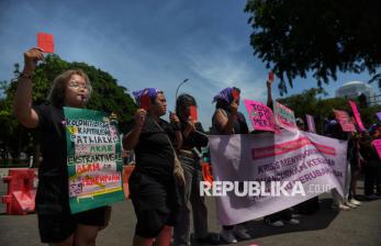 Marak Kekerasan Terhadap Perempuan, Aktivis Acungkan Kartu Merah di Seberang Istana