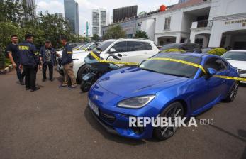 In Picture: Penampakan Deretan Kendaraan Mewah Hasil Sitaan Kasus Judol Oknum Komdigi