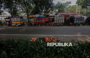 Antrean Gerobak Sampah Mengular di TPS Rawajati Akibat Pembatasan Kuota ke Bantar Gebang