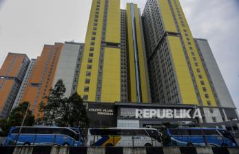 Bus yang membawa Tenaga Kerja Indonesia (TKI) dari luar negeri saat menunggu antrean masuk untuk menjalani karantina di RSDC Wisma Atlet Kemayoran, Jakarta, Kamis (16/12). Menteri Kesehatan Budi Gunadi Sadikin mengumumkan satu kasus positif Covid-19 akibat penularan varian B.1.1.529 atau Omicron di Indonesia, yang terdeteksi berasal dari pekerja kebersihan di RSDC Wisma Atlet Kemayoran berdasarkan hasil pemeriksaan Balitbangkes dan diuji genome. Republika/Putra M. Akbar