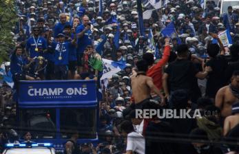 In Picture: Ribuan Bobotoh Tumpah Ruah ke Jalan Ikuti Pawai Juara Persib Bandung