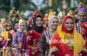 In Picture: Kenakan Pakaian Adat, Karnaval Budaya Sulteng di Gelar 