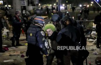 In Picture: Demonstran Pro-Palestina Ditangkapi Polisi di UCLA  