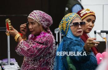 In Picture: Tampil Cetar, Jamaah Haji Kloter Terakhir Makassar Tiba di Tanah Air