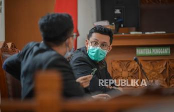 Ketua Tim Hukum Djoko Tjandra Andi Putra Kusuma menghadiri sidang Peninjauan Kembali (PK) atas kasus pengalihan hak tagih (cessie) Bank Bali terhadap terpidana buron Djoko Tjandra di Pengadilan Negeri Jakarta Selatan, Jakarta, Senin (20/7). Hakim memutuskan persidangan ditunda selama sepekan ke tanggal 27 Juli 2020 akibat terpidana tidak hadir dalam persidangan dengan alasan kondisi kesehatan yang menurun.