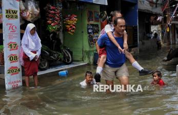 In Picture: Lima Hari Berlalu, Banjir Rob di Muara Angke Tak Kunjung Surut