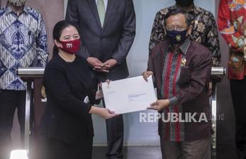 Ketua DPR Puan Maharani (kiri) menerima surat presiden yang diserahkan oleh Menko Polhukam Mahfud MD saat menggelar konferensi pers terkait Rancangan Undang-undang Badan Pembinaan Ideologi Pancasila (RUU BPIP) di Lobi Nusantara III Kompleks Parlemen, Senayan, Jakarta, Kamis (16/7). DPR dan Pemerintah bersepakat Konsep RUU BPIP tidak akan segera dibahas tetapi akan lebih dahulu memberikan kesempatan yang seluas-luasnya kepada masyarakat untuk ikut mempelajari, memberi saran, masukan dan kritik terhadap daftar inventarisasi masalah RUU BPIP tersebut. Republika/Putra M. Akbar
