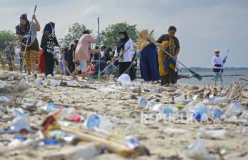 In Picture: Relawan Gabungan Bersihkan Sampah di Pantai Pulau Lae-lae
