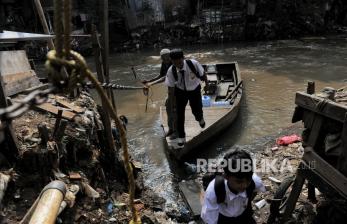 In Picture: Perahu Eretan, Transportasi Alternatif Warga di Bantaran Kali Ciliwung