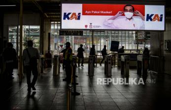 Calon penumpang bersiap menaiki KRL di Stasiun Manggarai, Jakarta, Senin (6/9). PT KAI Commuter mulai melakukan uji coba penggunaan aplikasi PeduliLindungi bagi pengguna KRL di 11 stasiun.