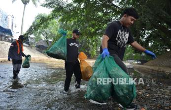 Relawan Lakukan Aksi Bersih-Bersih Sungai Cikapundung