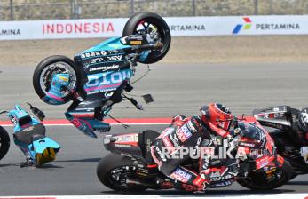 Ngeri! Insiden Motor Terbang Warnai Lap Pembuka Moto2 di Sirkuit Mandalika