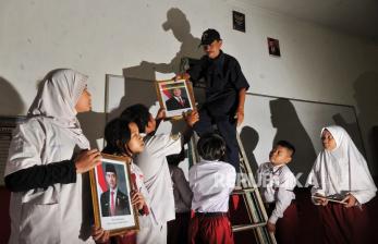 In Picture: Pemerintahan Baru, Sekolah Ganti Foto Jokowi dengan Prabowo