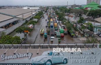 In Picture: Jalur Utama Pantura Semarang-Surabaya Terendam Banjir