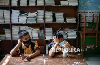 Asap Kebakaran TPA Putri Cempo Ganggu Aktivitas Belajar Siswa
