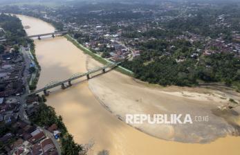 Kemarau Panjang, Hamparan Pasir Membentang di Sungai Batang Tembesi