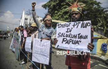 In Picture: Mahasiswa Gelar Aksi Tolak Izin Tambang Nikel di Raja Ampat