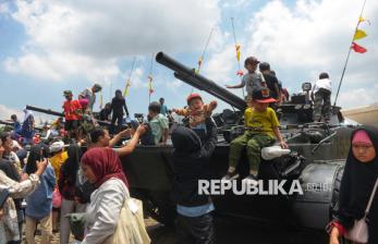 Antusiasme Warga Melihat Deretan Alutsista TNI di Monas