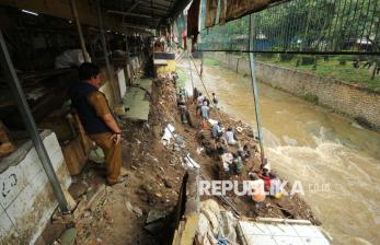 In Picture: Tanggul Sungai Pasar Ancol Bandung Ambruk, 11 Lapak Pedagang Terdampak