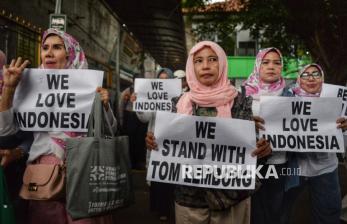 In Picture: Bawa Poster Dukungan, Ibu-Ibu Pendukung Tom Lembong Hadiri Sidang Putusan Praperadilan 