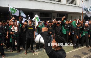 Puluhan Santri Gelar Aksi Damai Bela Kiai dan Pesantren di Kantor KPI Jakarta