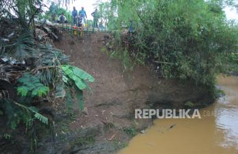 TPU Cikutra Alami Longsor, Dua Jasad Hanyut Terbawa Air Sungai Cidurian