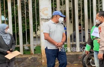 AKBP (purn) Eko Setio Budi Wahono (Bertopi) hadir dalam rekonstruksi ulang kecelakaan yang menewaskan  M Hasya Attalah Syaputra (18 tahun) di Jalan Srengseng Sawah, Kecamatan Jagakarsa, Jakarta Selatan. 