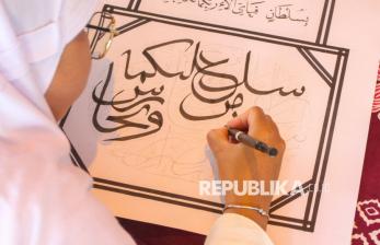 Saat Ratusan Peserta Adu Keahlian Membuat Seni Kaligrafi di Kudus