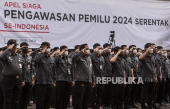 Pengawas pemilu melakukan hormat saat apel siaga pengawasan Pemilu 2024 serentak se-Indonesia di Jakarta, Selasa (14/6/2022). Kegiatan tersebut dalam rangka pemantapan kesiapan jajaran pengawas pemilu menghadapi pelaksanaan setiap tahapan Pemilu 2024.  