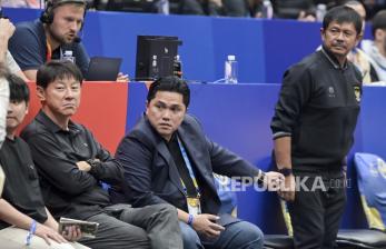 Ketua Umum PSSI Erick Thohir (tengah), pelatih timnas Indonesia senior dan U-23 Shin Tae-yong (kiri), pelatih timnas Indonesia U-20 dan Asian Games Indra Sjafri