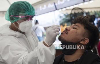 Petugas kesehatan melakukan tes usap PCR. (Ilustrasi)