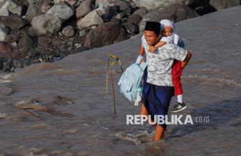 Banjir Lahar Hujan Semeru Ganggu Akses Siswa Menuju ke Sekolah