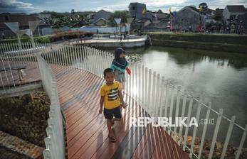 In Picture: Berwisata di Taman Situ Biru Cipayung