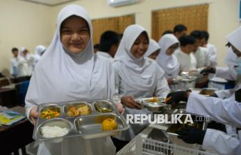 Bisa Pilih Porsi dan Menikmati Makanan Hangat, Siswa Antusias Sambut MBG Prasmanan