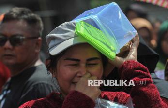 Senyum Warga Rusun Marunda Terima Pembagian Rendang Gratis