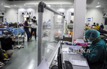 Petugas kesehatan beraktivitas di Ruang Instalasi Gawat Darurat (IGD) RSUD Al-Ihsan, Baleendah, Kabupaten Bandung, Kamis (30/12). Ahli epidemiologi lapangan dari Universitas Jenderal Soedirman (Unsoed) dr. Yudhi Wibowo mengingatkan pemerintah daerah untuk memastikan kesiapan fasilitas layanan kesehatan (Faskes). Hal tersebut guna mengantisipasi peningkatan kasus Covid-19 menyusul munculnya varian Omicron. Foto: Republika/Abdan Syakura