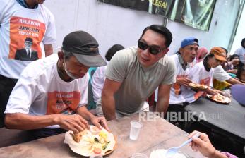 Ridwan Kamil Tinjau Posko Makan Gratis di Warakas