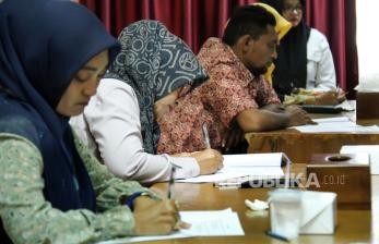 In Picture: Ujian Tulis Calon Anggota Panwaslih Pilkada 2024