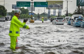 Ruas Tol Arah Bandara Soetta Terendam Banjir Setinggi 50 Sentimeter