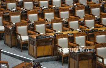 Sejumlah bangku anggota DPR terlihat kosong saat Rapat Paripurna DPR RI Ke-12 Penutupan Masa Persidangan III Tahun Sidang 2023-2024 di kompleks Parlemen, Senayan, Jakarta, Selasa (6/2/2024). Rapat paripurna yang mengagendakan penyampaian pidato oleh Ketua DPR tersebut dihadiri oleh 95 anggota, sebanyak 196 anggota DPR izin dan dihitung kehadirannya sehingga anggota DPR yang dianggap menghadiri rapat berjumlah 291. Sisanya, ada 284 anggota absen atau tak menghadiri rapat tanpa keterangan.