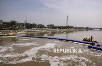 In Picture: Simulasi Penanganan Busa di Kanal Banjir Timur Jakarta