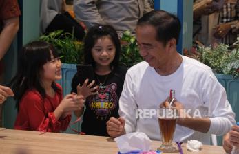 In Picture: Antusiasme Warga Saat Presiden Jokowi Kunjungi Pusat Perbelanjaan di Kendari