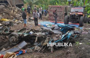 Truk Tronton Tabrak Angkot di Purworejo, 11 Orang Meninggal Dunia