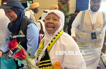 In Picture: Sekuntum Mawar dan Air Zamzam Sambut Kedatangan Jamaah Calon Haji di Makkah