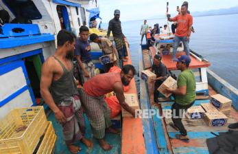 In Picture: Bantuan untuk Warga Rohingya yang Terdampar di Perairan Aceh