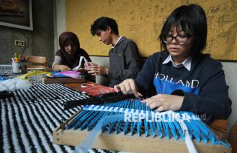 Mengubah Limbah Kantong Kresek Menjadi Produk Bernilai