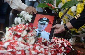 Sejumlah keluarga dan kerabat menaburkan bunga ke atas makam Pilot Sriwijaya Air SJ 182 Kapten Afwan usai dimakamkan di TPU Pondok Rajeg, Kabupaten Bogor, Jawa Barat, Sabtu (30/1). Tim Disaster Victim Identification (DVI) Polri berhasil mengidentifikasi Pilot Sriwijaya Air SJ 182 yakni Kapten Afwan, Selain itu tim DVI juga mengidentifikasi dua korban lainnya atas nama Suyanto dan Riyanto. Dengan demikian, sudah ada 58 jenazah dari total 62 korban yang berhasil diketahui identitasnya.Prayogi/Republika.